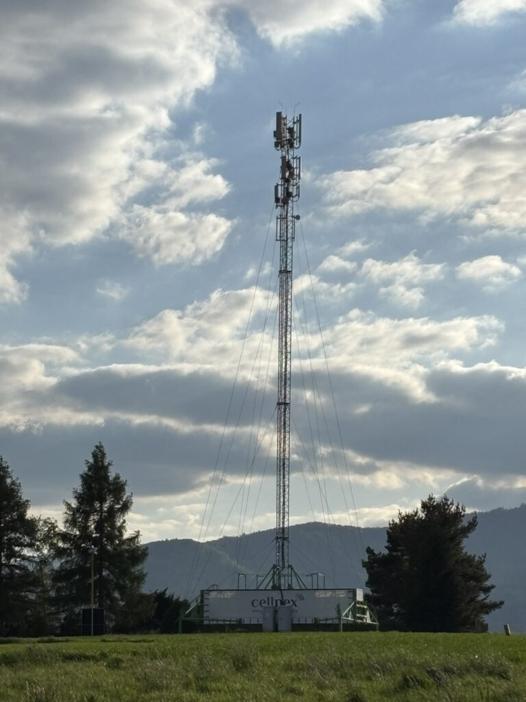 Samo-wznoszący, mobilny maszt telekomunikacyjny